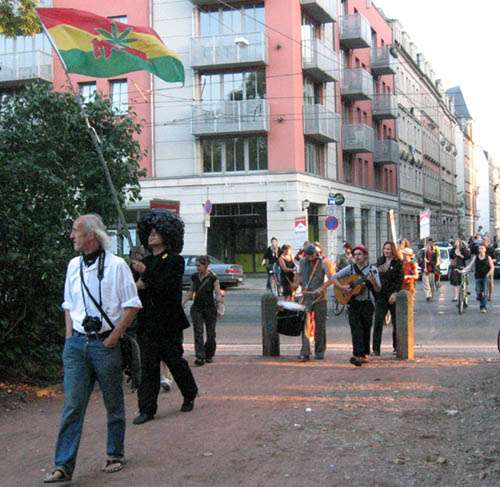 Heute 19 Uhr vor der Scheune: Einige Welterbeanhänger ziehen mit Trommeln und Plakaten die Alaunstraße hinauf.