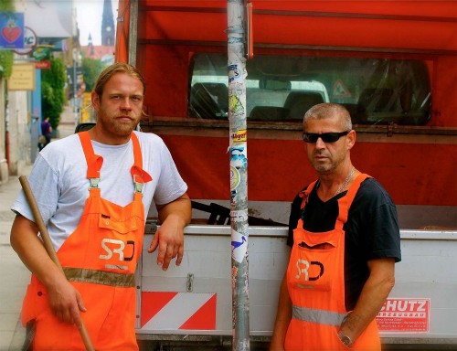 2011-08-31-Saubermaenner Cool ist, wer die Neustadt sauber macht. Foto: Marc McLovin.