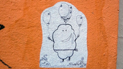 Ballon an einer Wand an der Böhmischen Straße, anklicken zum Vergrößern