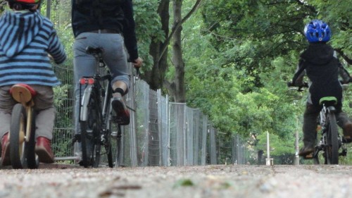 Drei gemütliche Radfahrer passen nebeneinander. 