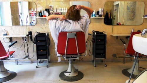 Bevor Kunden selber zum Werkzeug greifen will Friseur blond lieber neues Personal anstellen.