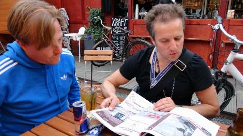 Neustadt-Urgesteine beim Lesen der brandaktuellen BRN-Zeitung.