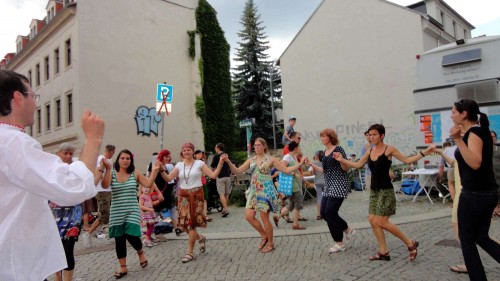 Tanzkreis auf der Schönfelder Straße