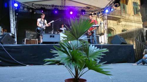 Goldner Anker auf der Rockbühne am Martin-Luther-Platz mit Grünpflanze