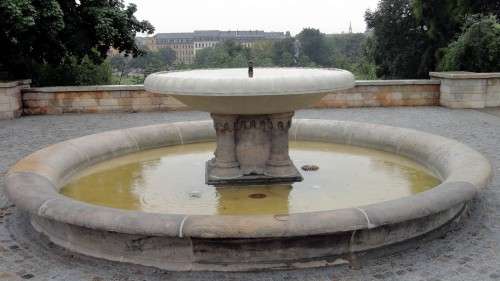 Brunnen mit Alaunplatzblick