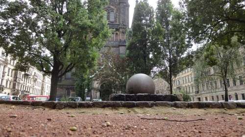 Brunnen vor der Martin-Luther-Kirche, der Schotterplatz soll verändert werden, die Hochbeete müssen jedoch bleiben.