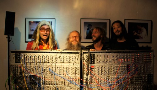 Vorfreude schönste Freude. Rechts Band Helved, vorne Mega-Synthie Vorfreude schönste Freude. Rechts Band Helved, vorne Mega-Synthie
