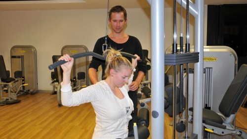 Maika probiert unter Anleitung von Patrick Müller eines der neuen Fitnessgeräte.