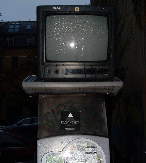 Parkautomaten-TV mit Liveübertragung vom Regen.