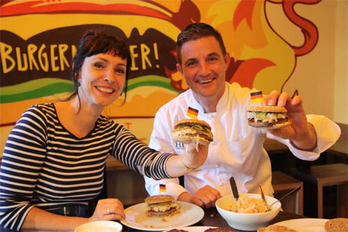 Fräulein Kerstin und Dirk Wende mit ihrem eigenen Burger.