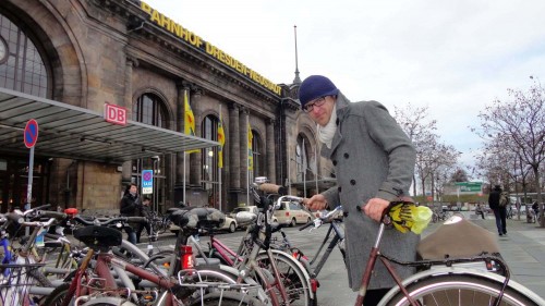 Anfang 2013 forderte der damalige ADFC-Vorstand Konrad Krause mehr Radparkmöglichkeiten, jetzt sind 23 Bügel entstanden. Foto: Archiv