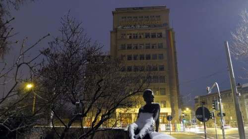 Hochhaus in der Morgenlichtdämmerung