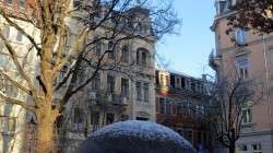 Kugel mit Schneekappe am Martin-Luther-Platz