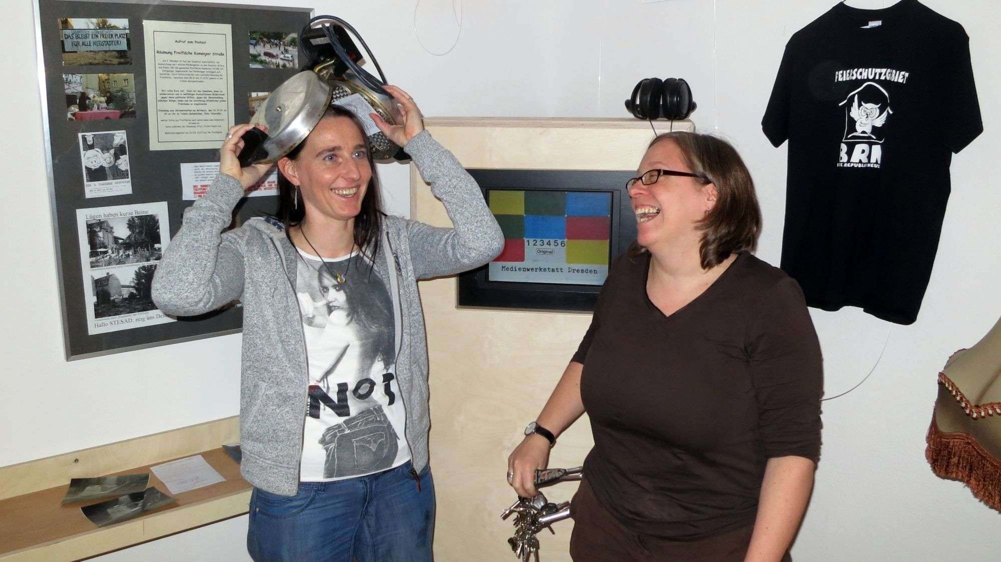 Museumschefin Anett Lentwojt und BRN-Mutti Ulla Wacker testen das Waffeleisen.
