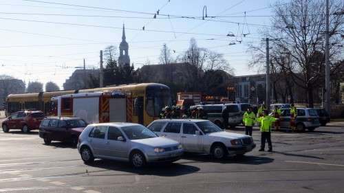 Polizisten regelten die Verkehr mit Winken und Trillerpfeifen.