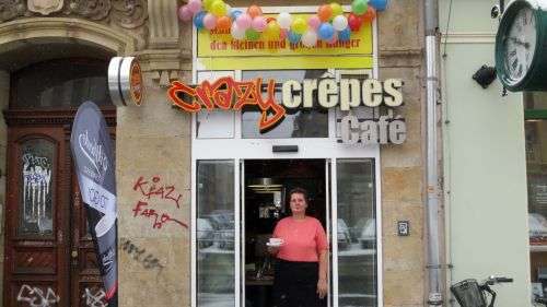 Sie zaubert die Crêpes und macht Kaffee: Petra