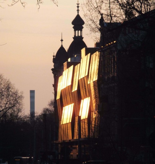 Dämmerungsromantik mit Goldspiegeleffekten an der Bautzner Straße - Anklicken zum Vergrößern.