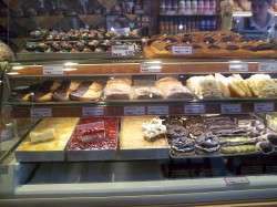 Was hier in der Theke liegt, wurde hinten frisch gebacken