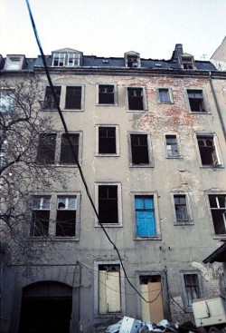 So sahen Anfang der 1990er Jahre viele Häuser in der Neustadt aus.