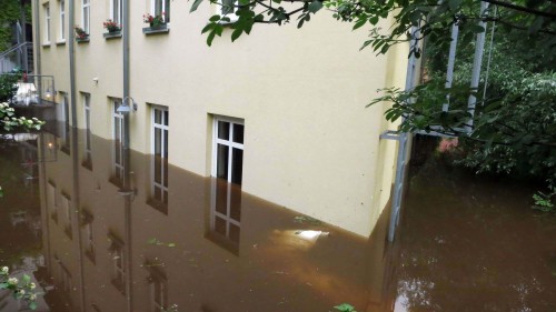 Haus unter Wasser, das Hinterhaus der Genossenschaft ist überflutet.