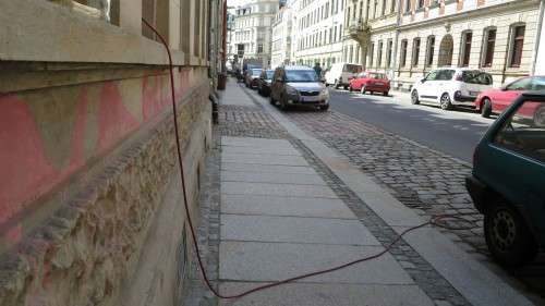 Vorsicht auf der Prießnitzstraße - Stromleitungen liegen quer.
