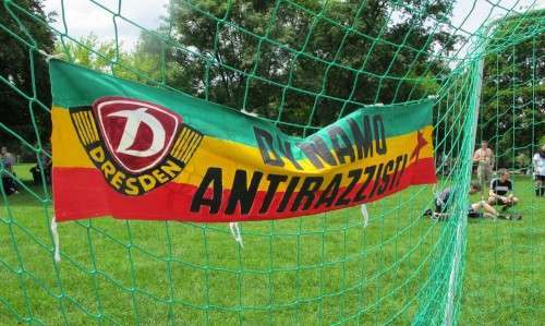 Wenn Fußball in Dresden, dann darf auch ein Dynamo-Banner nicht fehlen. Foto: Pauly