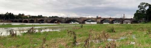 Pro Tag queren derzeit etwa ca. 31.000 Autos und je nach Wetterlage bis zu 9.000 Radfahrer, die Brücke in den Straßenbahnen sollen es etwa 18.000 Passagiere sein.