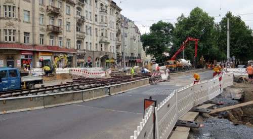 Das neue Straßenbahnkreuz liegt schon, die Zufahrt zur Rothenburger ist nicht möglich.