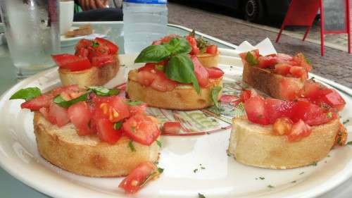 knuspriges Brot mit herzhaften Tomaten: Bruschetta