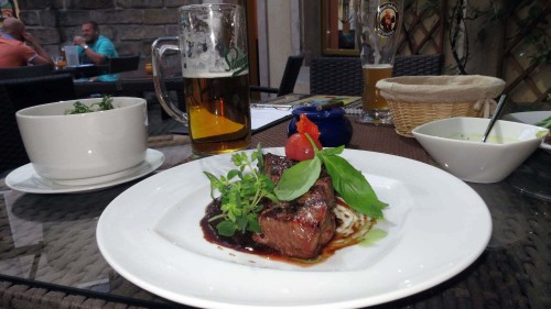 zartes Rumpsteak und tschechisches Bier