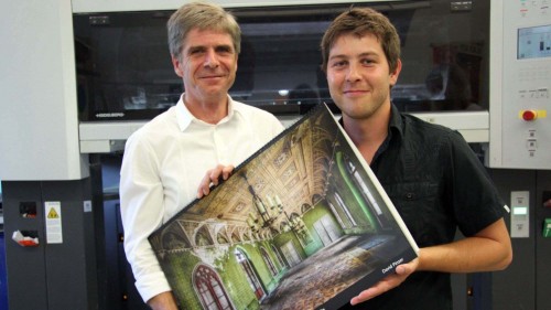 Thomas Pertermann und David Pinzer mit Kalender