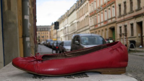 verlorener Schuh auf der Schönfelder Straße