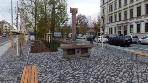 Platz mit Pferdekopfbrunnen