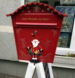 Weihnachtsbriefkasten auf der Rudolf-Leonhard-Straße