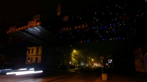 Eigentümliche Beleuchtung über der Bahnbrücke