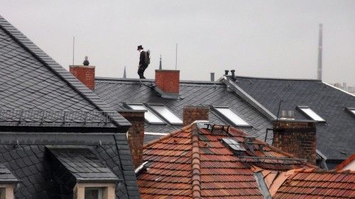 Schornsteinfegerin auf den Dächern der Frühlingstraße