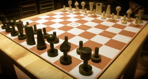 SchachZWO macht es möglich: Die moderne Variante kann man auf 9×9 oder 7×7 Feldern spielen. In der Mitte befindet sich ein “nicht-betretbares Feld.”