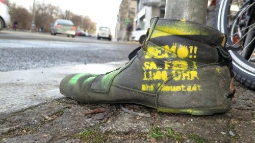 Demo-Hinweis-Schuh am Bischofsweg