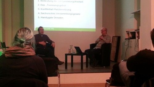 Johannes Lichdi und Hans vom Aktionsbündnis Dresden Nazifrei klären rechtliche Fragen rund um das Thema Sitzblockaden