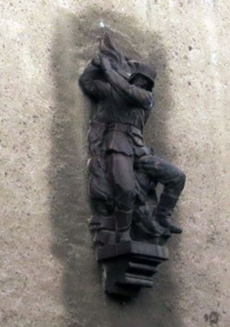 Feuerwehrmann-Skulptur in der Hausfront