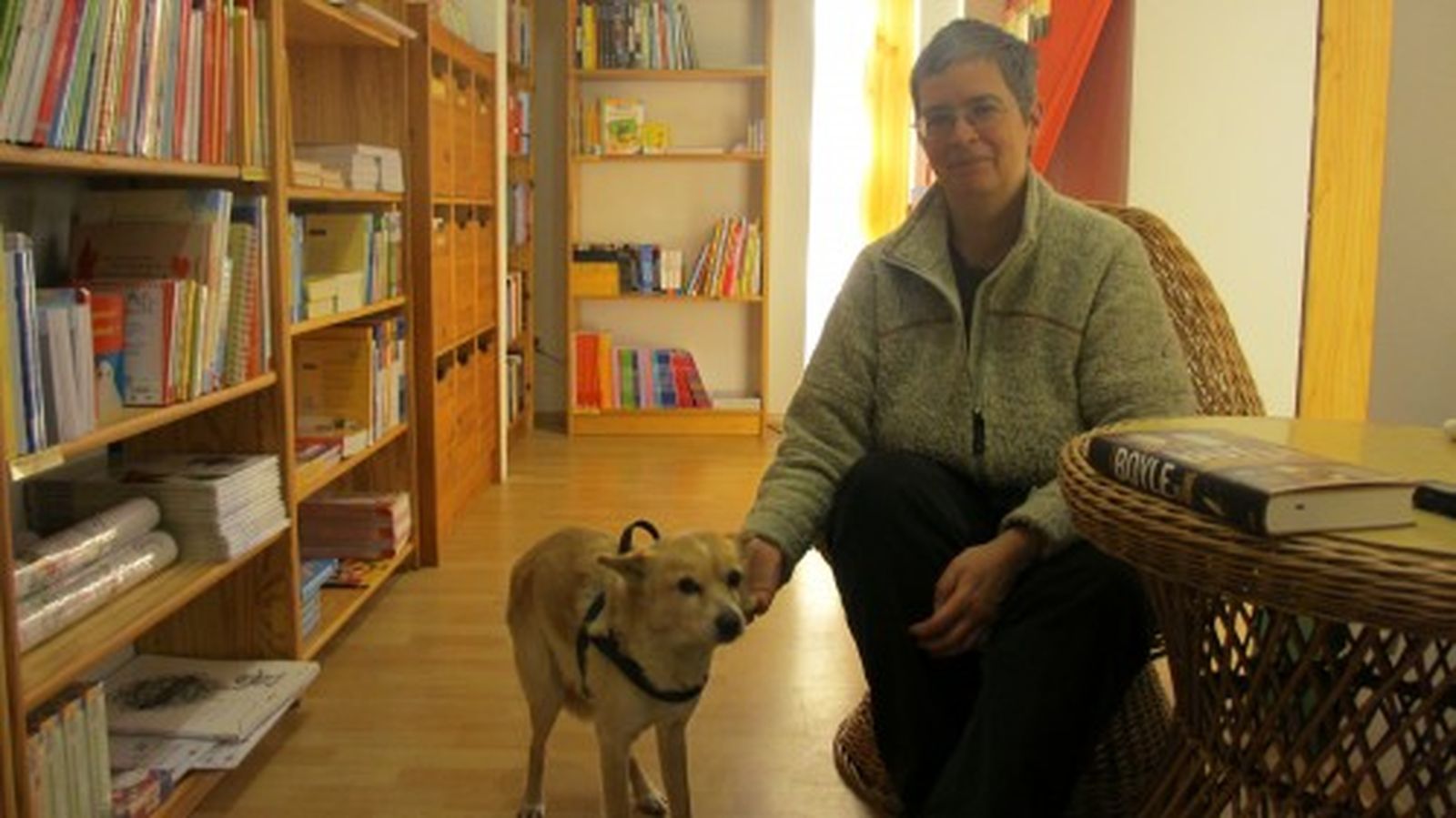 Kein Bücherwurm, sondern ein Bücherhund freut sich in der Pusteblume über Streicheleinheiten