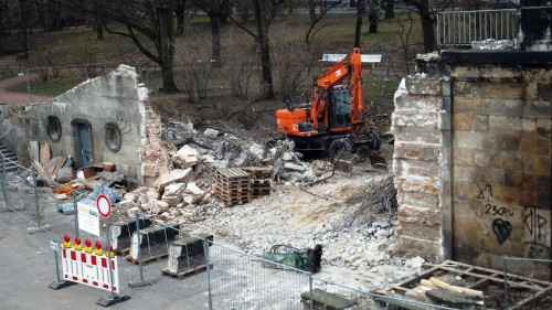 Bagger beim Abbruch der Brücke