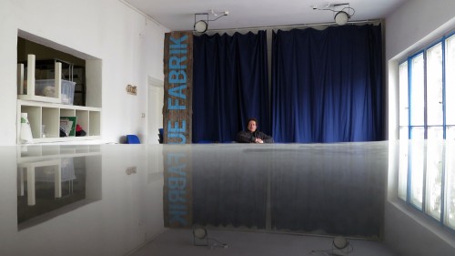 Holger Knaak sitzt im neuen "Saal" der Blauen Fabrik schon mal Probe.