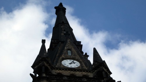 Auch die Uhr an der Martin-Luther-Kirche wird in der Nacht vorgestellt