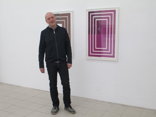 Patrick Baer, geschmackvoll drapiert in der eigenen Galerie