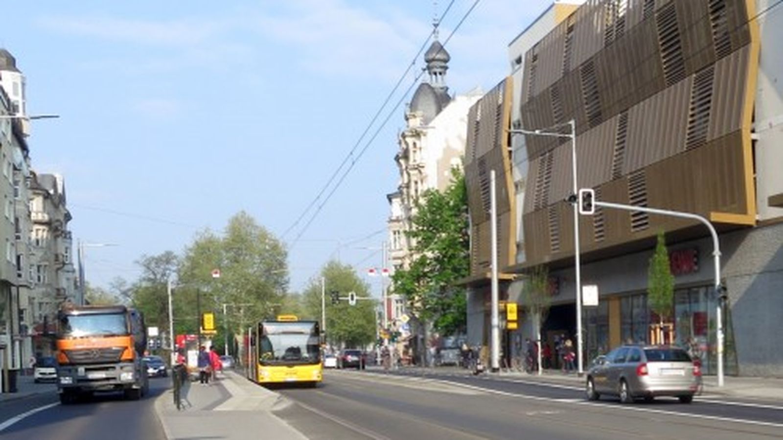 In Richtung Güntzplatz hält der Bus an der Kreuzung Bautzner/Rothenburger Straße