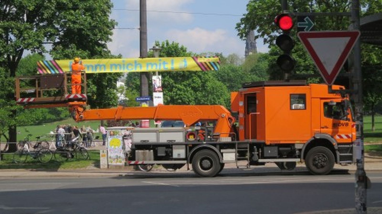 Plakative Aktion am Park-Eingang