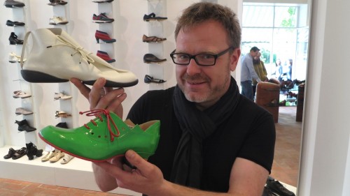 Ausgefallene Farben und Formen präsentiert Schuhverkäufer Thomas Weidemann