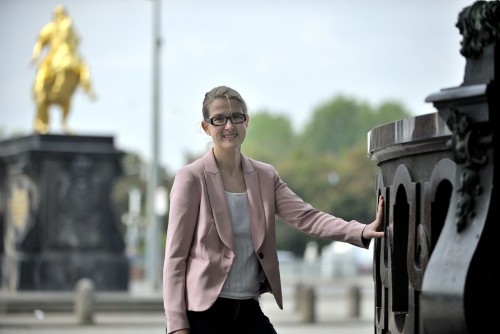 Benita Horst am Neustädter Markt mit "Goldenem Reiter"