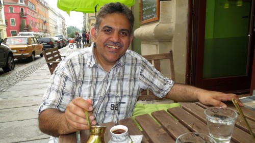 Mutaz Abu Faza serviert vor seinem kleinen Restaurant